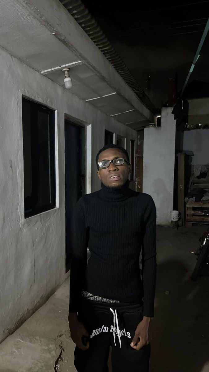 Alfred, 26 — Bo Single